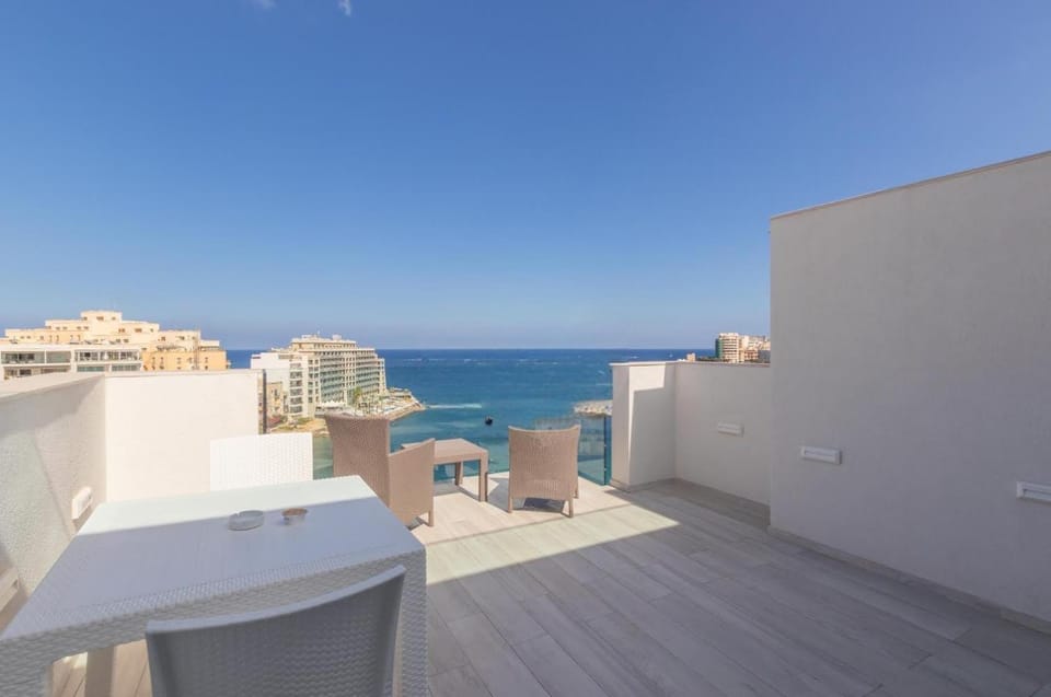 Property building, Balcony/Terrace, Seating area, Dining area, Sea view