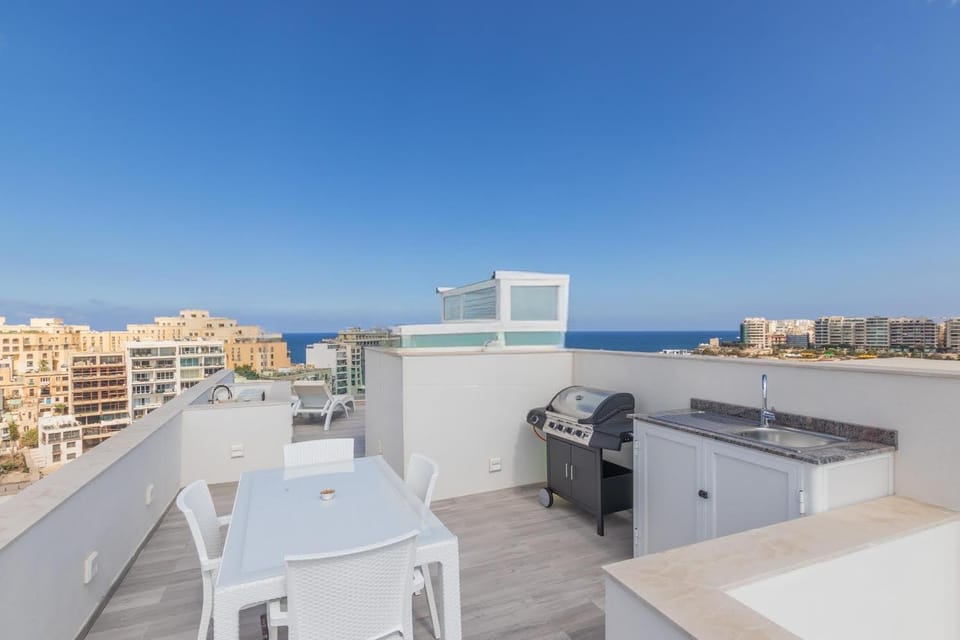Property building, BBQ facilities, Hot Tub, Balcony/Terrace, Seating area, Dining area