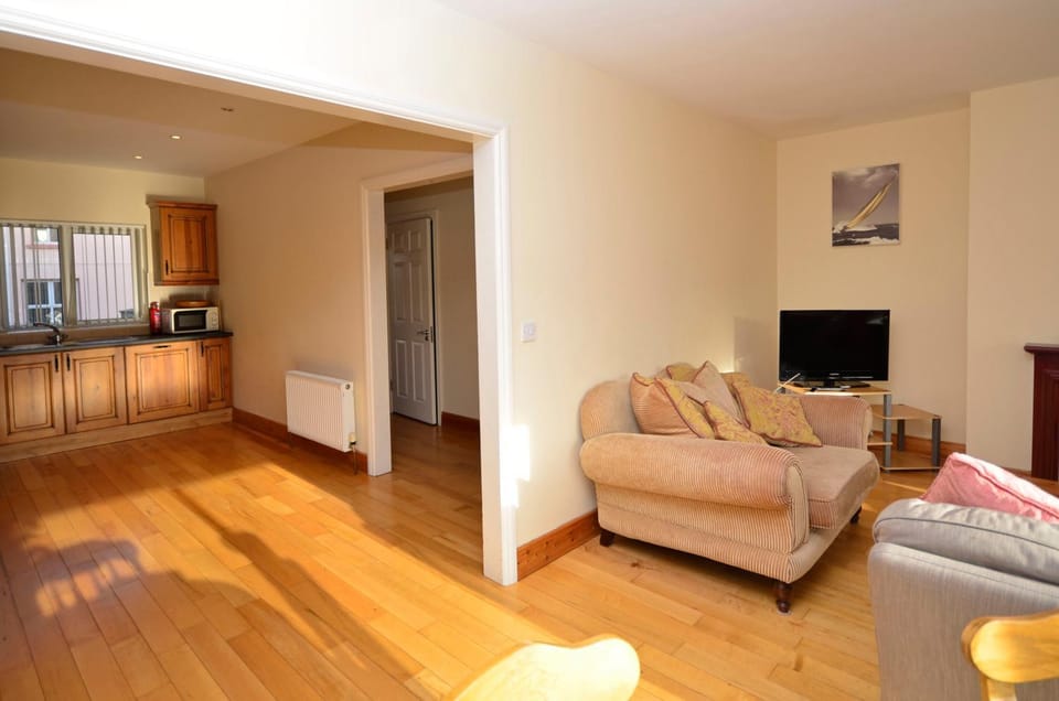 TV and multimedia, Kitchen or kitchenette, Living room, Seating area, microwave