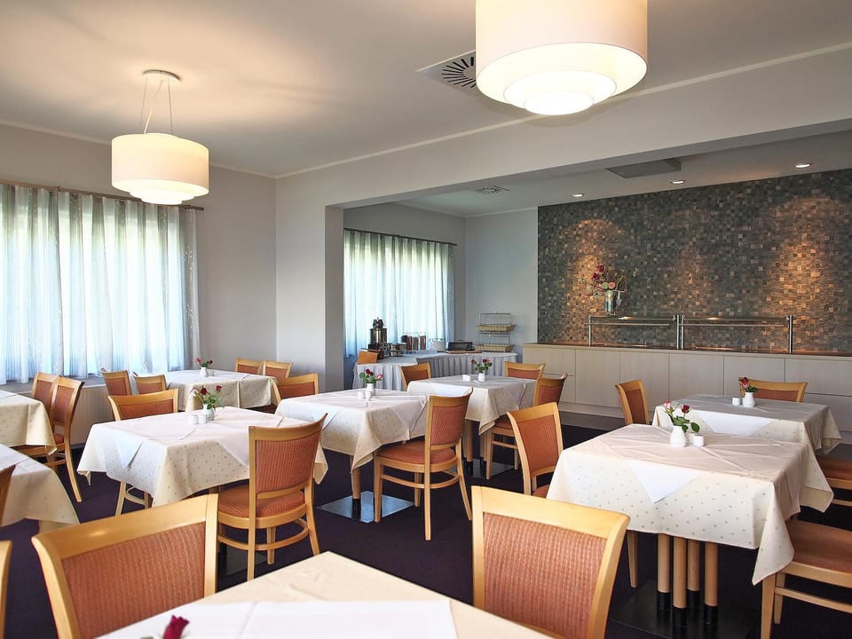 Restaurant/places to eat, Buffet breakfast