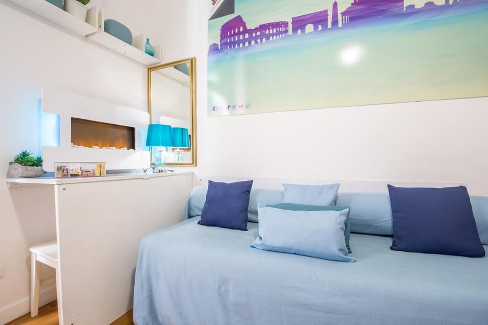 Bed, Living room, Photo of the whole room, Decorative detail, Seating area, Area and facilities, Family
