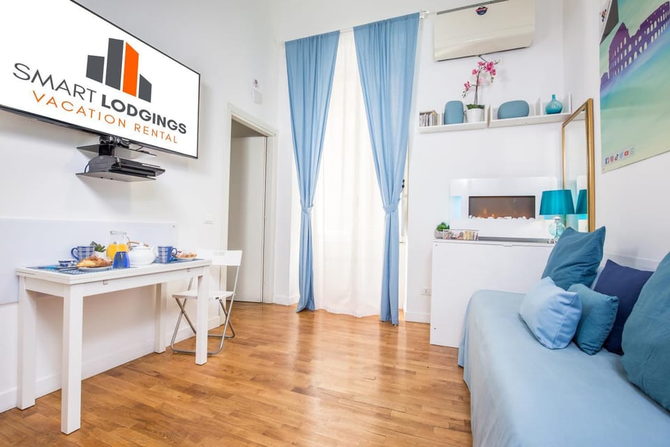 Bed, TV and multimedia, Living room, Photo of the whole room, Seating area, Dining area