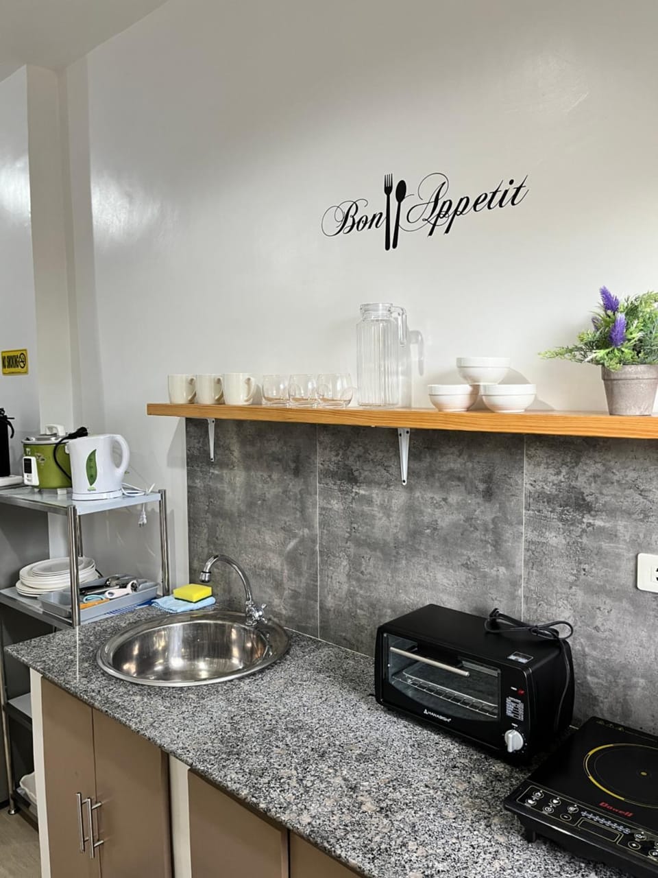 Kitchen or kitchenette, minibar, stove, toaster