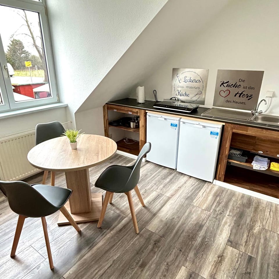 Kitchen or kitchenette, minibar