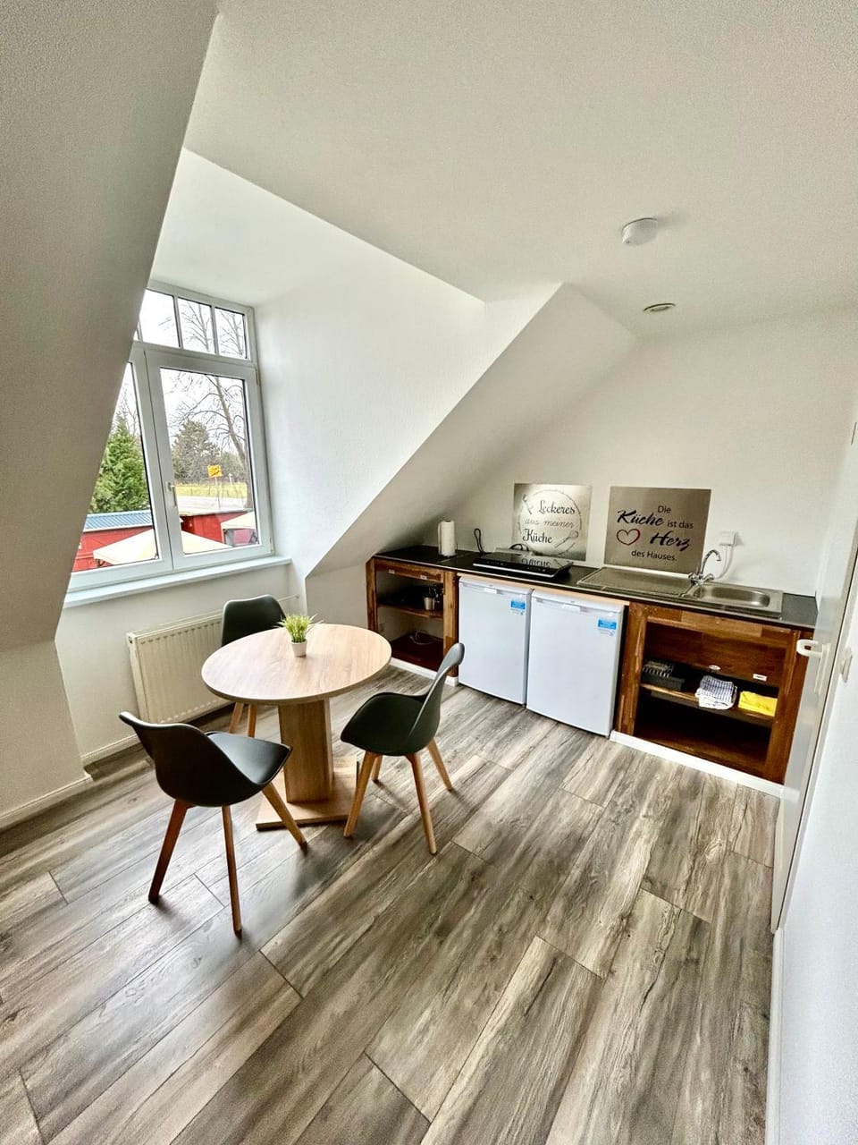 Kitchen or kitchenette, minibar