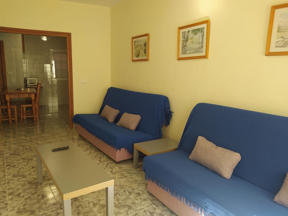 Patio, Staff, People, TV and multimedia, Coffee/tea facilities, Balcony/Terrace, Kitchen or kitchenette, Living room, Other, Photo of the whole room, Decorative detail, Dining area, Animals, Pets, Guests, Street view, group of guests, Family, Quiet street view, Inner courtyard view