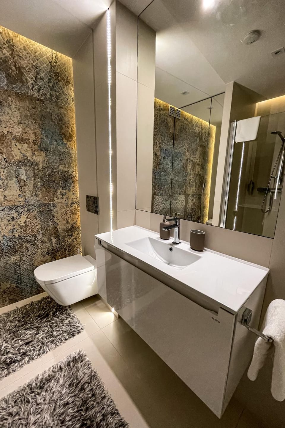 Shower, Toilet, Bathroom, towels