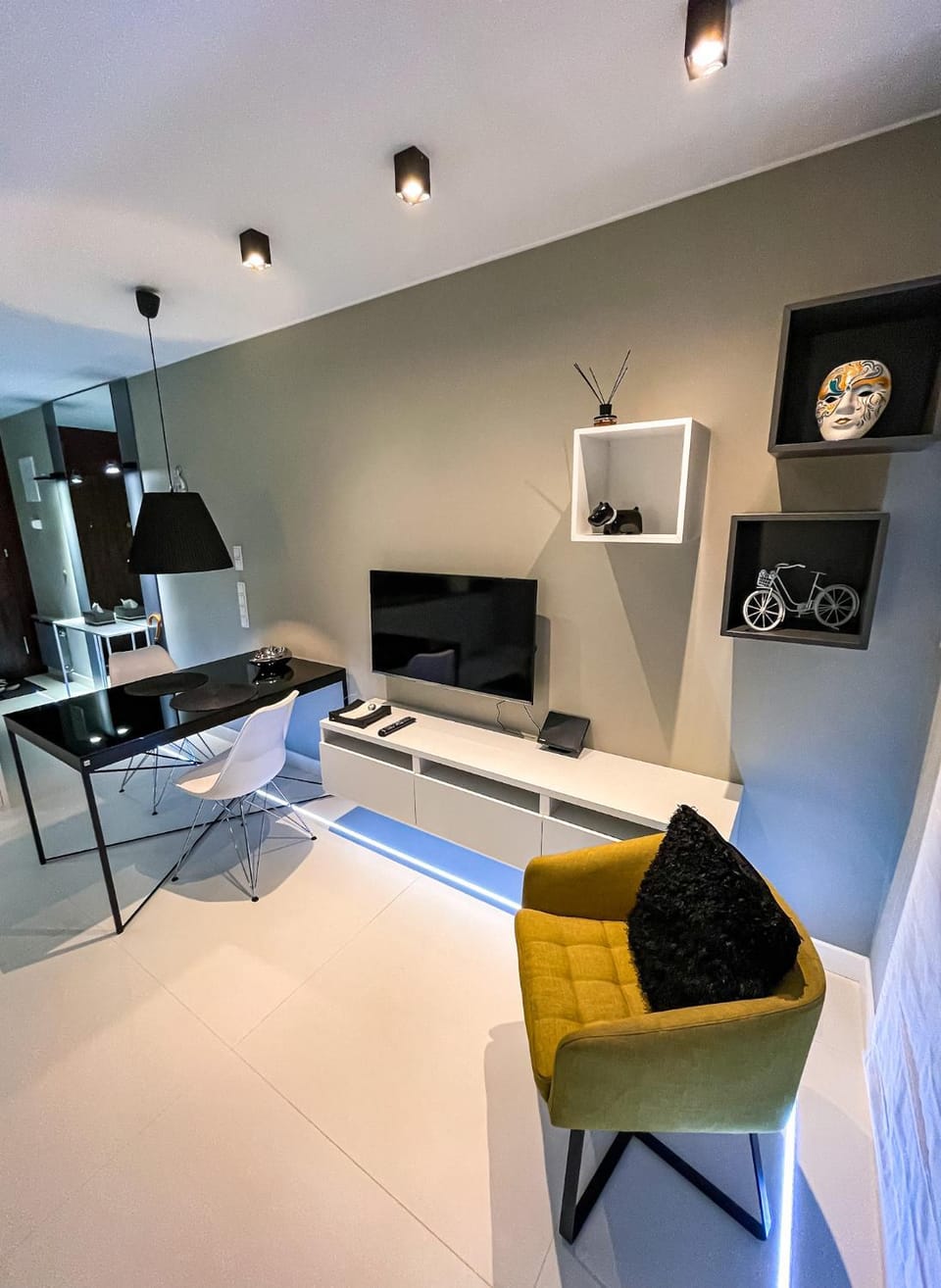 TV and multimedia, Living room, Seating area, Evening entertainment