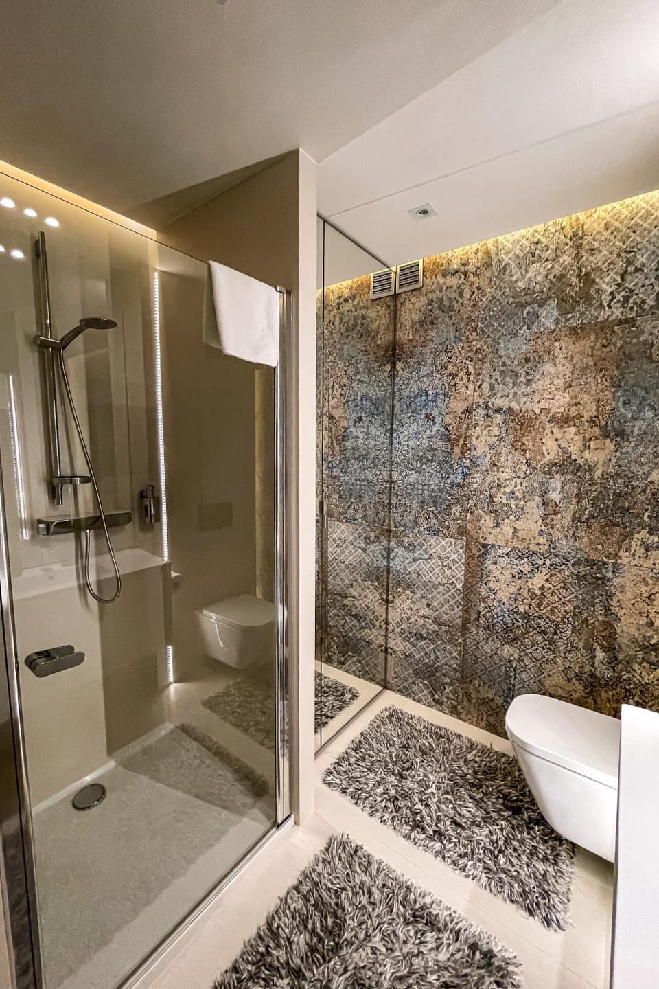 Shower, Toilet, Bathroom, towels