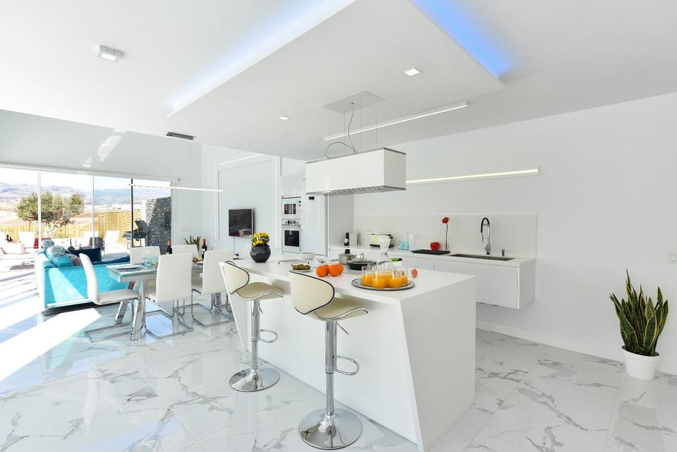 Kitchen or kitchenette, Living room, Seating area, Dining area, minibar