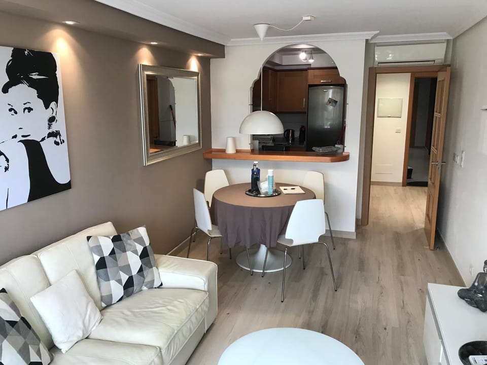 TV and multimedia, Living room, Seating area, Dining area