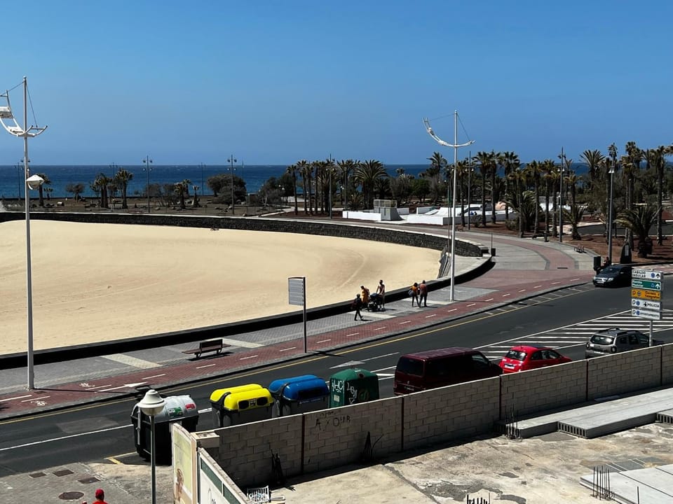 Neighbourhood, Beach, Location