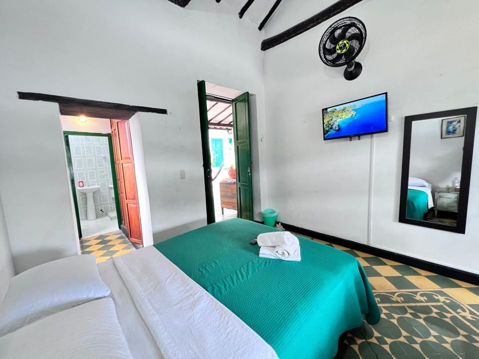 Communal lounge/ TV room, Bed, TV and multimedia, Photo of the whole room, Evening entertainment, Bedroom