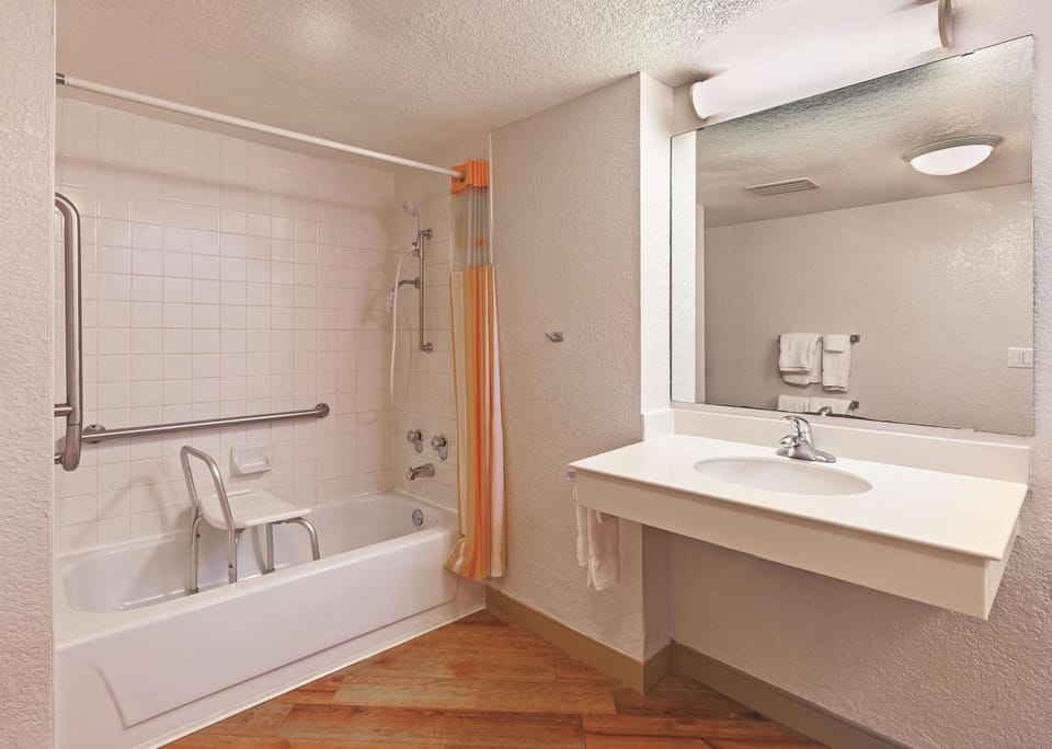 Photo of the whole room, On site