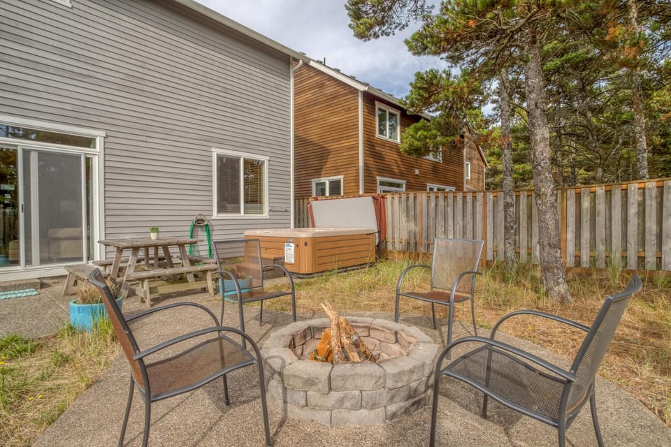 Beach Pine House - Meredith Lodging House in Pacific City