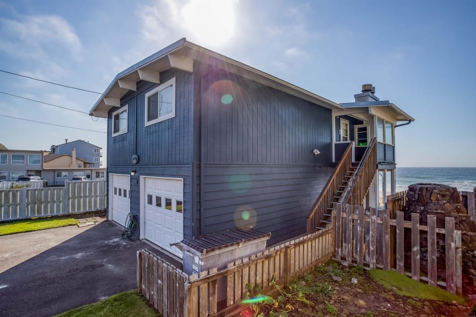 Wave Watchers House in Lincoln City