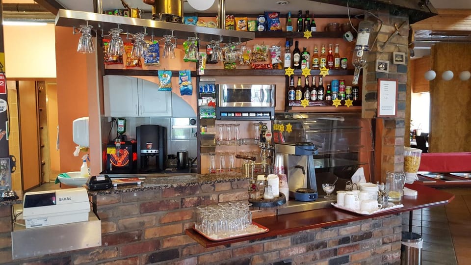 Restaurant/places to eat, Lounge or bar