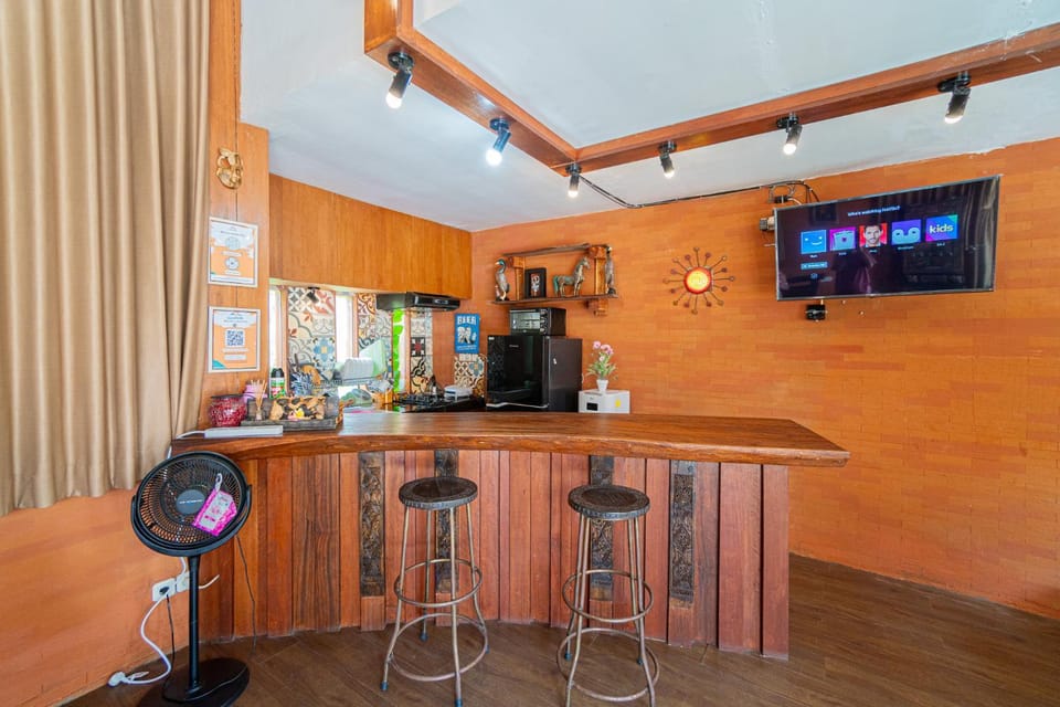 Kitchen or kitchenette, oven, kitchen