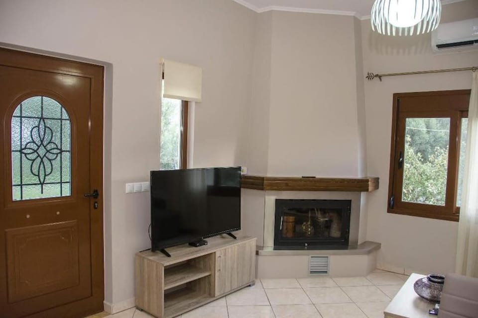 Communal lounge/ TV room, flat iron