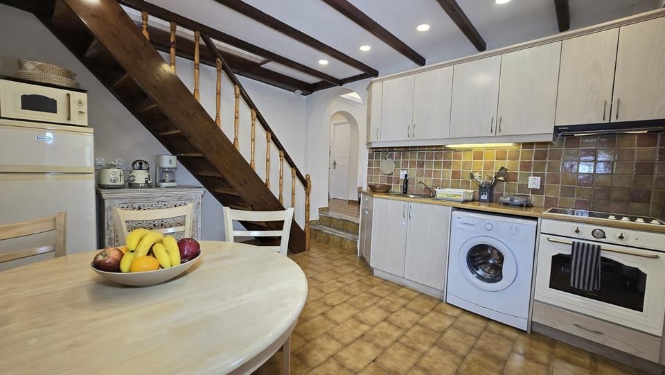 Coffee/tea facilities, Kitchen or kitchenette, oven, stove, toaster