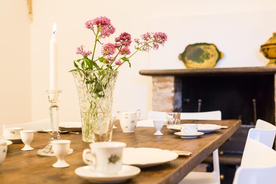 Decorative detail, Dining area, City view, Landmark view