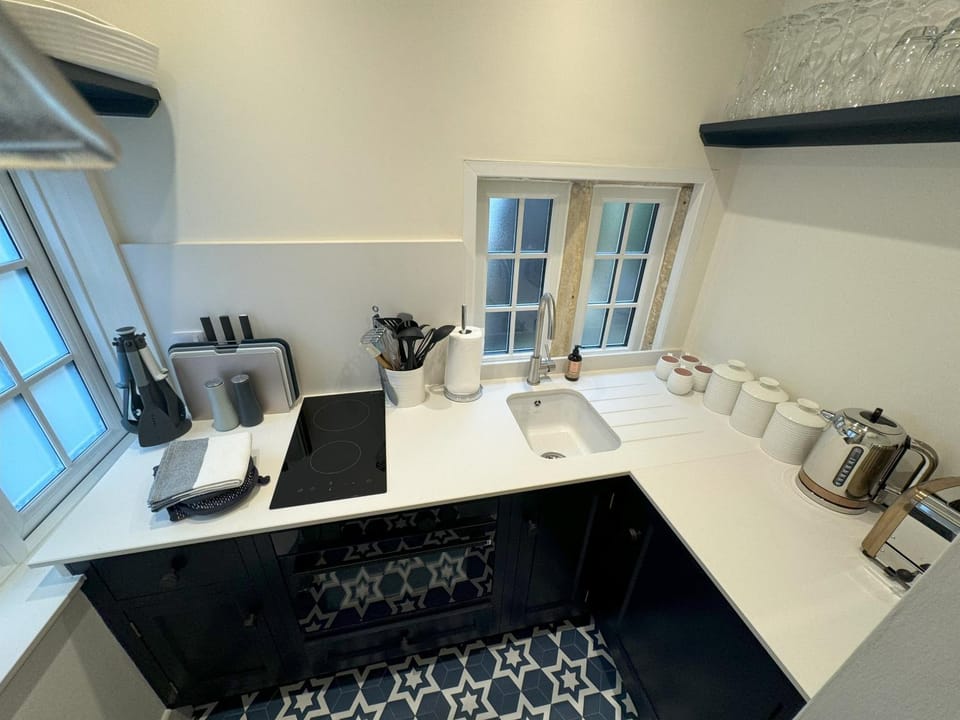 Coffee/tea facilities, Kitchen or kitchenette, oven, stove