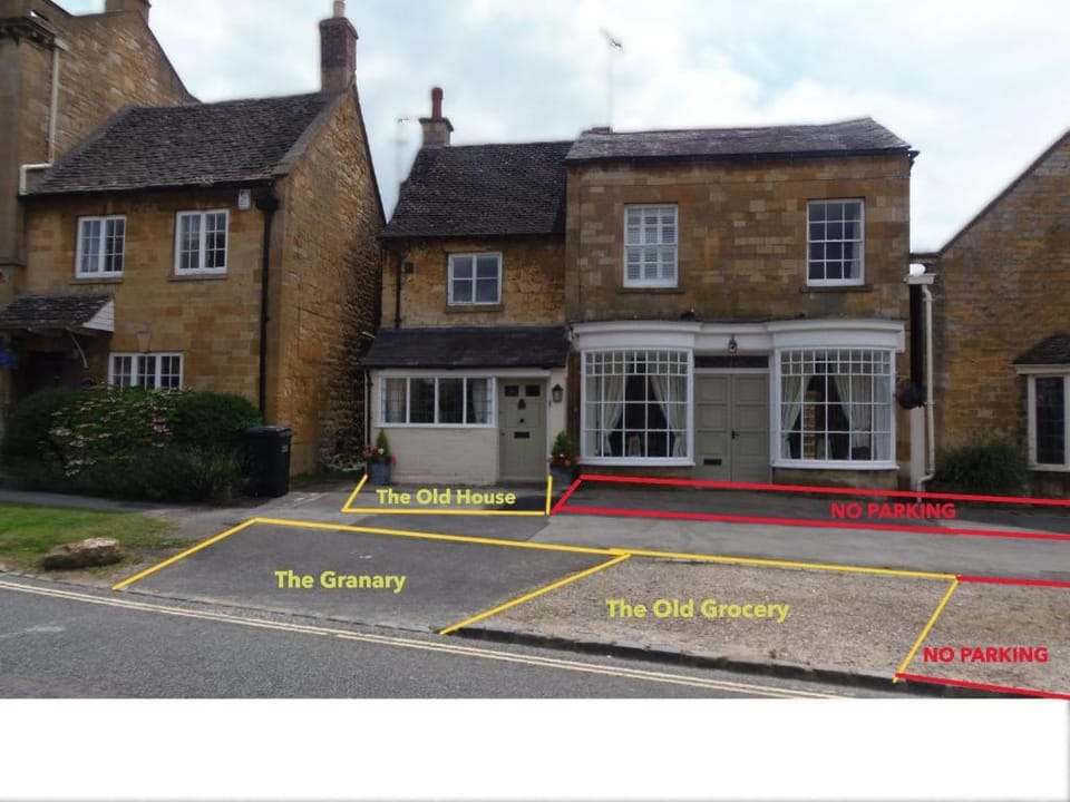 Facade/entrance, Neighbourhood, Street view, Location, Parking