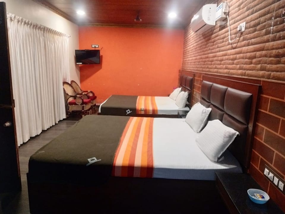 Bed, TV and multimedia, Photo of the whole room, Bedroom
