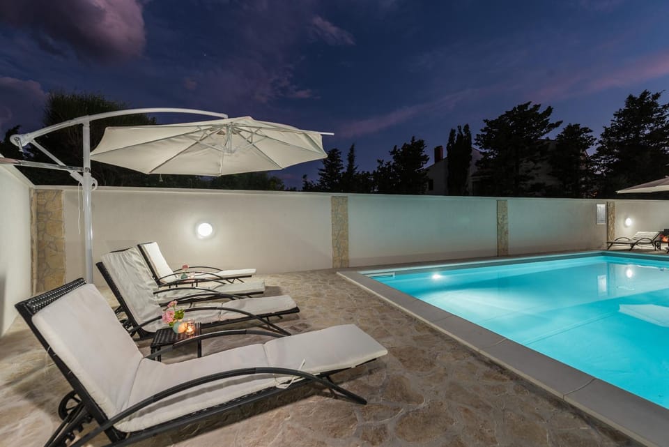 Andy modern & centrally located ap. for 6 with a pool Apartment in Novalja