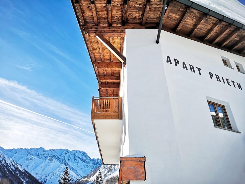 Property building, Day, Property logo or sign, Natural landscape, Winter, Skiing, Mountain view