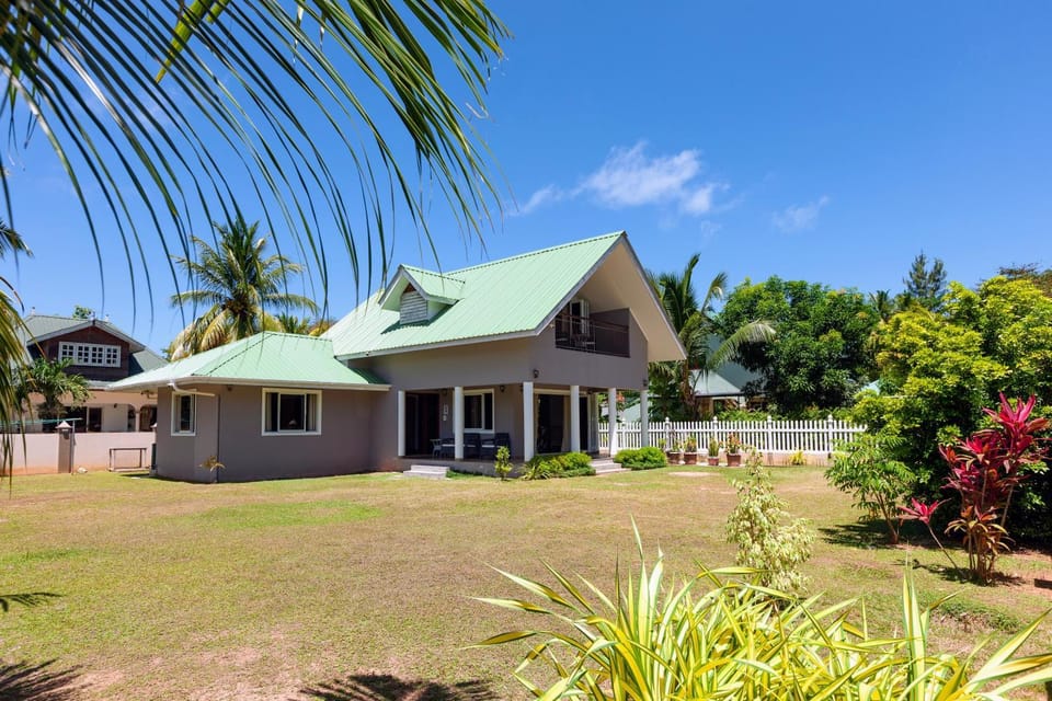 Property building, Day, Garden, Garden view
