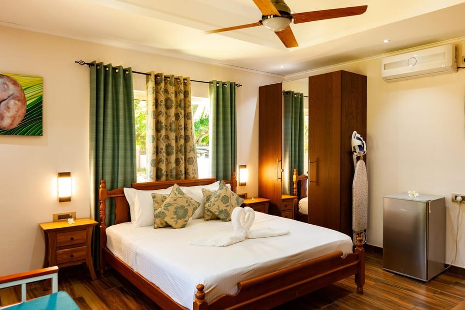 Bed, Photo of the whole room, Bedroom, fireplace, air conditioner
