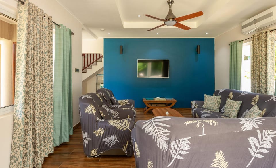 Communal lounge/ TV room, TV and multimedia, Living room, Photo of the whole room, Seating area, fireplace
