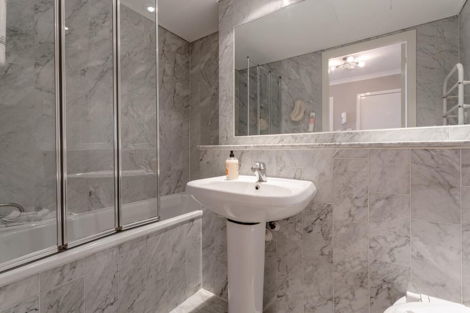 Bright Modern One-Bed with Stunning View of Thames Apartment in London Borough of Southwark