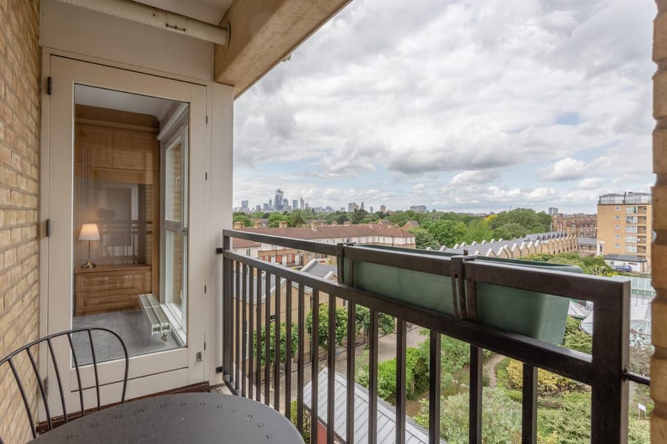 Bright Modern One-Bed with Stunning View of Thames Apartment in London Borough of Southwark