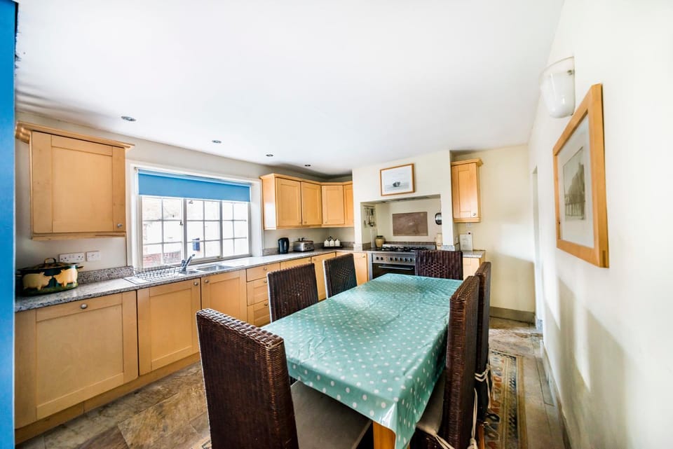 Kitchen or kitchenette, Dining area, minibar, pet friendly, stove