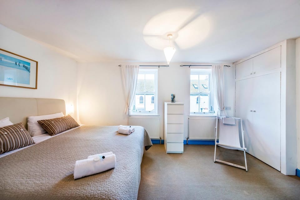 Photo of the whole room, Bedroom, wardrobe