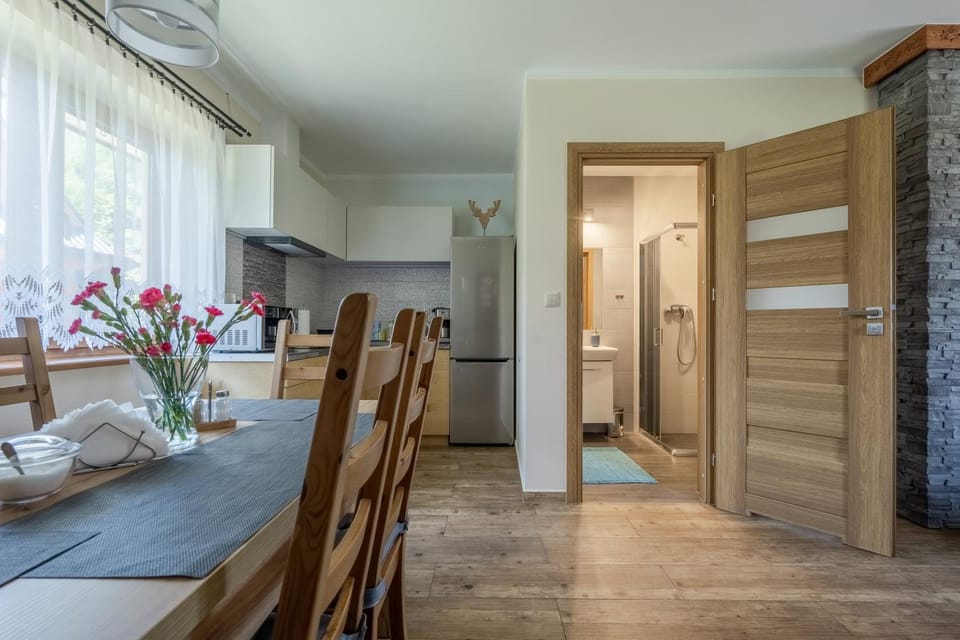 Kitchen or kitchenette, Dining area