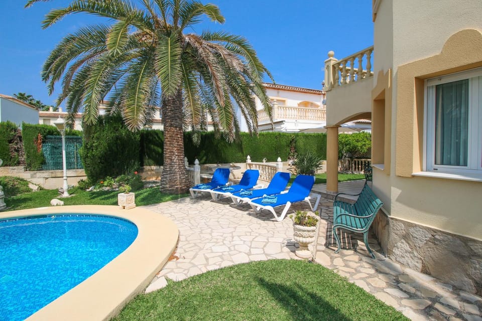Property building, Garden, Garden view, Pool view, Swimming pool, sunbed