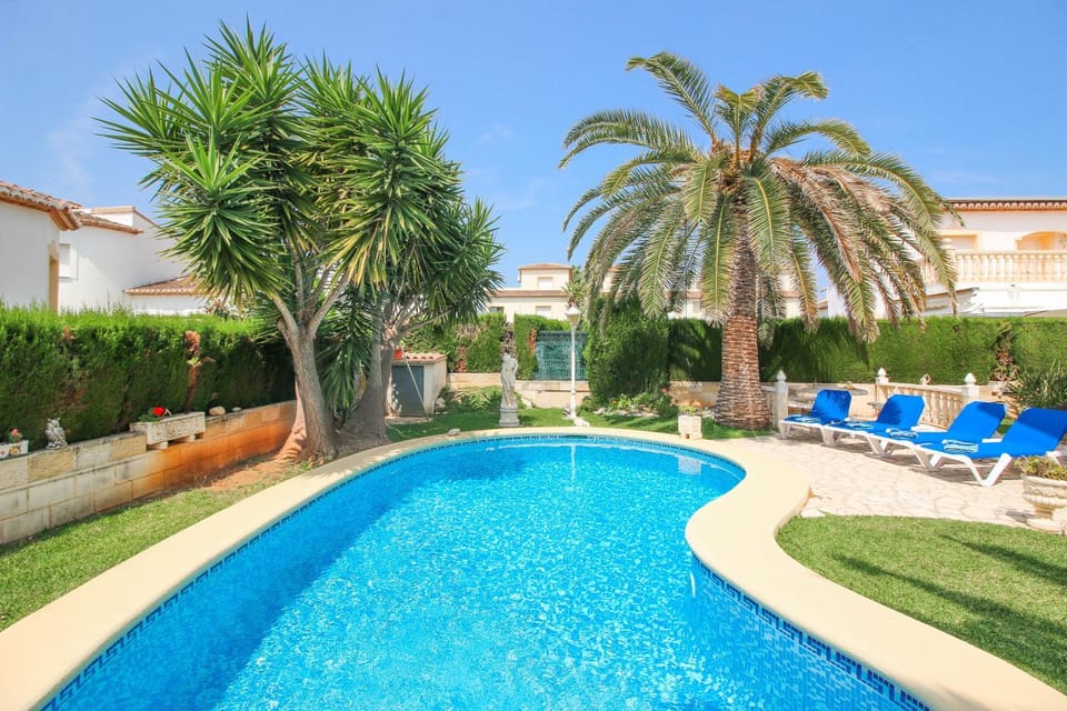 Property building, Garden, Garden view, Pool view, Swimming pool, sunbed