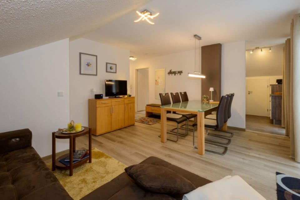TV and multimedia, Living room, Seating area, Dining area