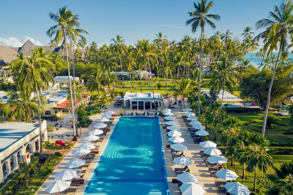 Swimming pool, sunbed
