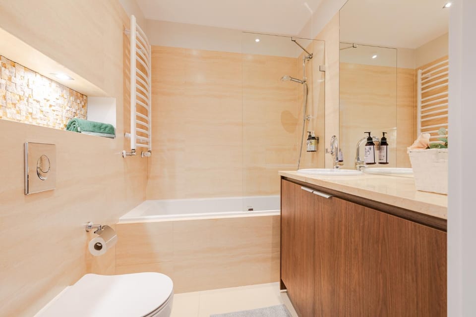 Shower, Toilet, Bathroom, Bath, towels
