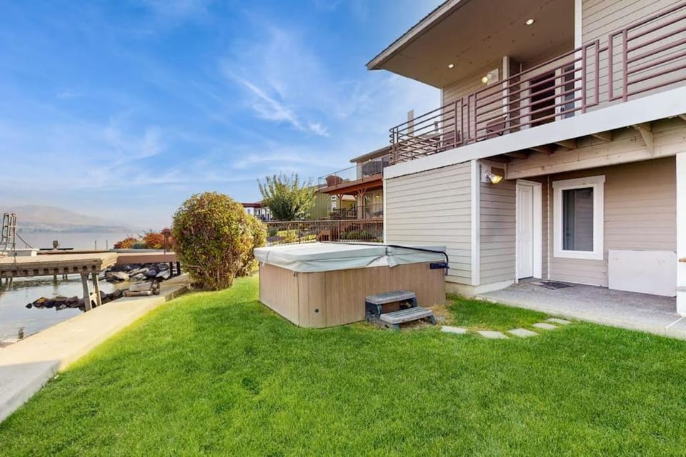 South Lakeshore Waterfront Oasis House in Lake Entiat