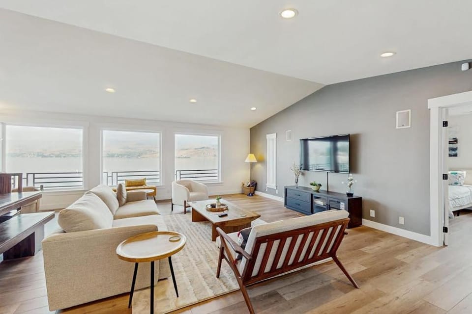 South Lakeshore Waterfront Oasis House in Lake Entiat
