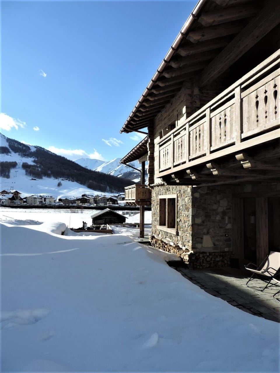 Property building, Day, Natural landscape, Winter, Mountain view