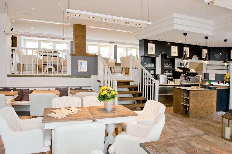 Restaurant/places to eat, Lounge or bar, Dining area