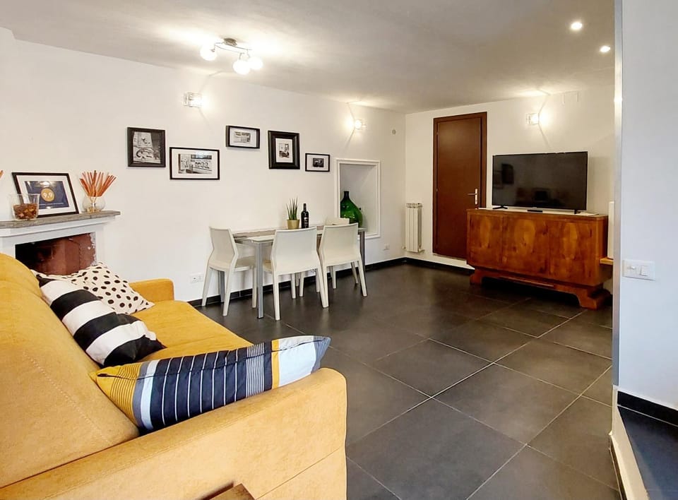 Communal lounge/ TV room, TV and multimedia, Living room, Seating area