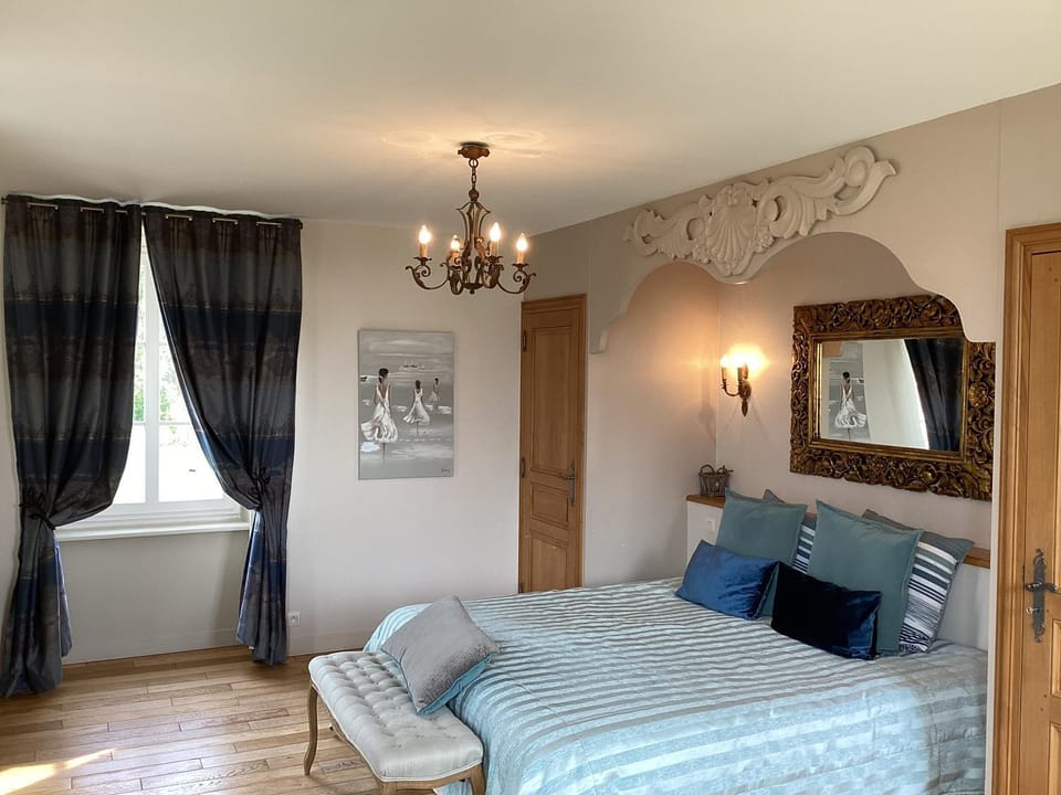 Bed, TV and multimedia, Photo of the whole room, Bedroom