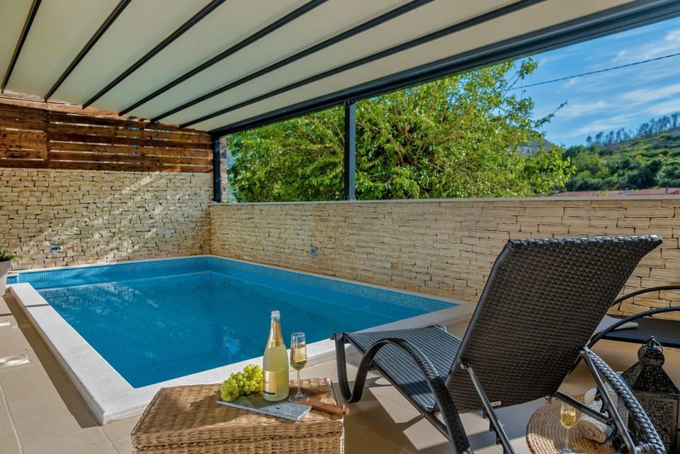 Balcony/Terrace, Seating area, Swimming pool, air conditioner